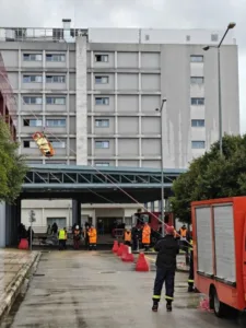 Η διάσωση έγινε από την οροφή: Αυτή τη φορά η εκκένωση του «Αγ. Ανδρέα» έγινε στο πλαίσιο άσκησης