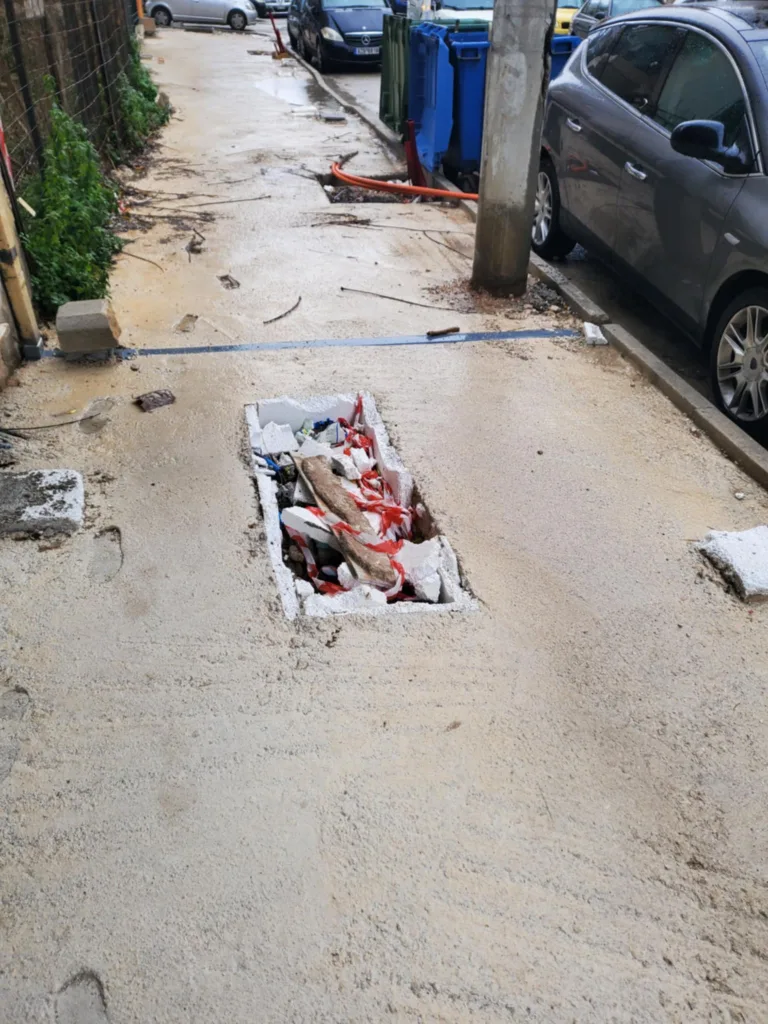 Πάτρα - Καταγγελία αναγνώστη για την πεζοδρόμηση της Σολωμού: «Επικίνδυνα πεζοδρόμια και αυθαίρετη κοπή δέντρων»