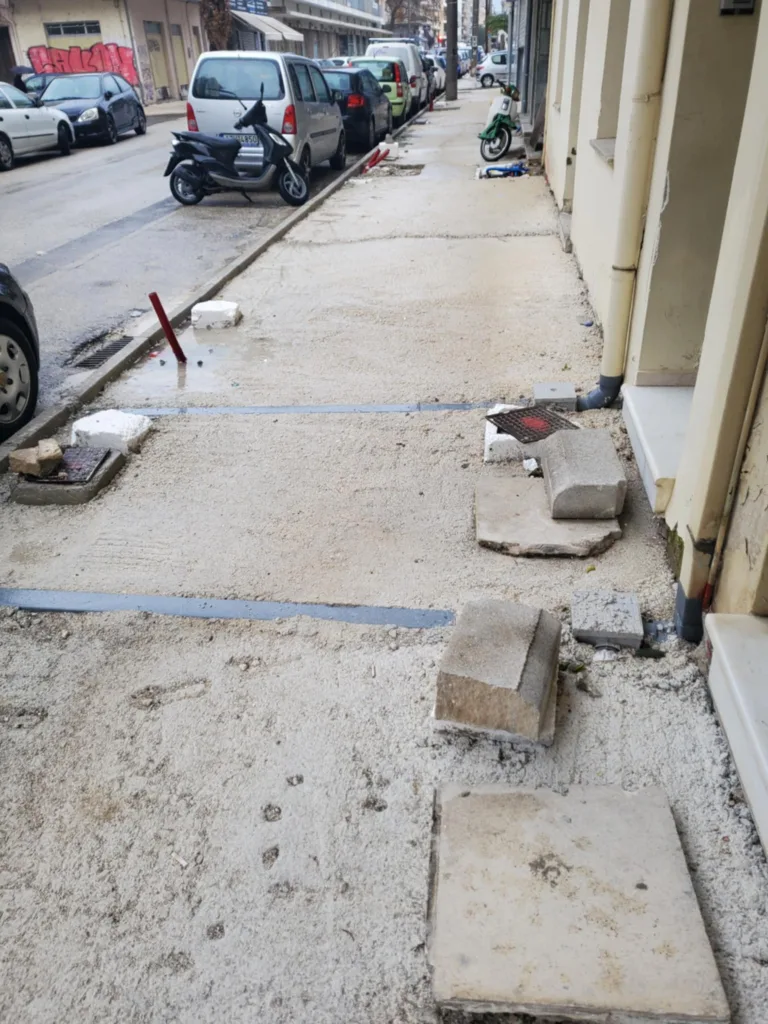 Πάτρα - Καταγγελία αναγνώστη για την πεζοδρόμηση της Σολωμού: «Επικίνδυνα πεζοδρόμια και αυθαίρετη κοπή δέντρων»