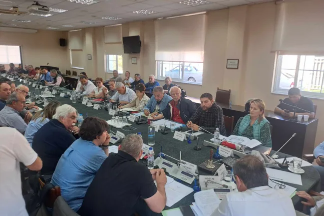 Πάτρα: Ξεκίνησαν οι κόντρες για το Καρναβάλι - Η αφίσα, οι χορηγίες και το πρόγραμμα