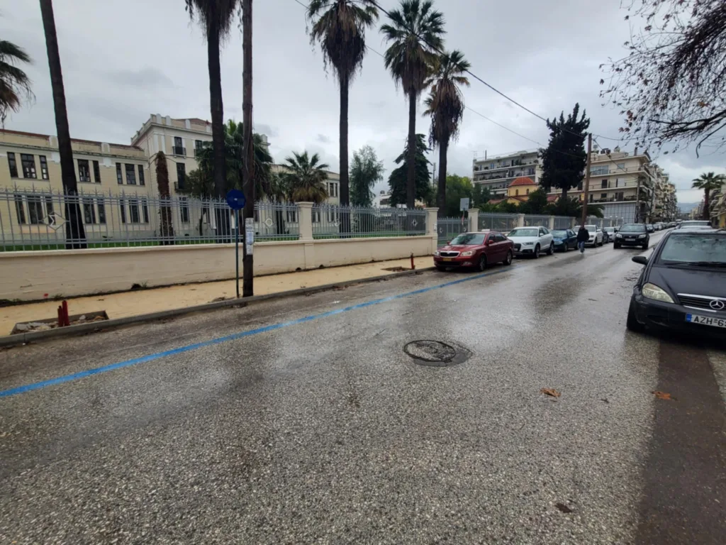 Πάτρα - Καταγγελία αναγνώστη για την πεζοδρόμηση της Σολωμού: «Επικίνδυνα πεζοδρόμια και αυθαίρετη κοπή δέντρων»