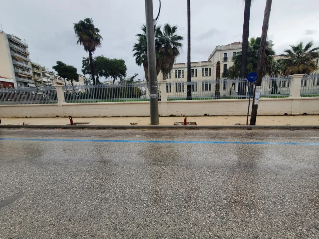 Πάτρα - Καταγγελία αναγνώστη για την πεζοδρόμηση της Σολωμού: «Επικίνδυνα πεζοδρόμια και αυθαίρετη κοπή δέντρων»