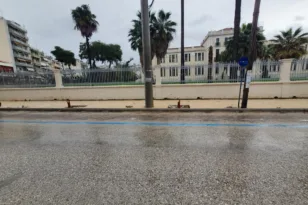 Πάτρα – Καταγγελία αναγνώστη για την πεζοδρόμηση της Σολωμού: «Επικίνδυνα πεζοδρόμια και αυθαίρετη κοπή δέντρων»