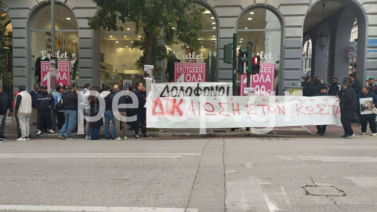 Πάτρα: Απολογούνται οι κατηγορούμενοι για τον φονικό ξυλοδαρμό στο κλαμπ - Έξω από τα δικαστήρια συγγενείς του θύματος Πάτρα: Απολογούνται οι κατηγορούμενοι για τον φονικό ξυλοδαρμό στο κλαμπ - Έξω από τα δικαστήρια συγγενείς του θύματος