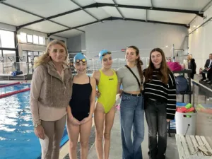 Η καλλιτεχνική ομάδα κολύμβησης της ΝΕΠ σε καμπ με τη Χριστίνα Θαλασσινίδου