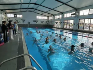 Η καλλιτεχνική ομάδα κολύμβησης της ΝΕΠ σε καμπ με τη Χριστίνα Θαλασσινίδου