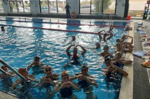 Η καλλιτεχνική ομάδα κολύμβησης της ΝΕΠ σε καμπ με τη Χριστίνα Θαλασσινίδου