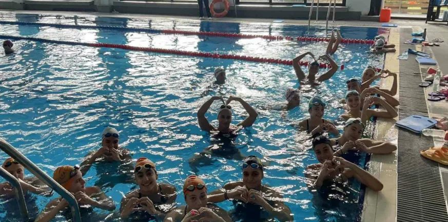 Η καλλιτεχνική ομάδα κολύμβησης της ΝΕΠ σε καμπ με τη Χριστίνα Θαλασσινίδου