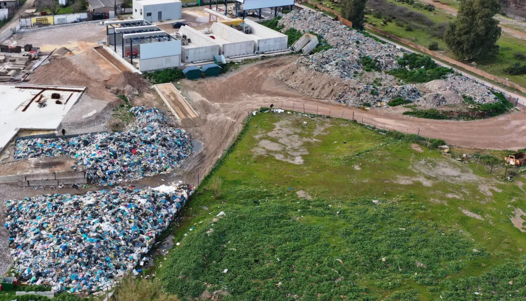 Ο «πόλεμος των σκουπιδιών» συνεχίζεται στο Αίγιο - Τα απορρίμματα στη θέση τους...