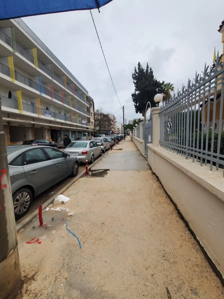 Πάτρα - Καταγγελία αναγνώστη για την πεζοδρόμηση της Σολωμού: «Επικίνδυνα πεζοδρόμια και αυθαίρετη κοπή δέντρων»