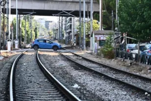 Όχημα στις ράγες στην Ιερά Οδό: Καθυστερήσεις σε προαστιακό και τρένα μεγάλων αποστάσεων