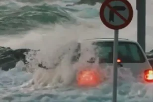 Πάλεψε με τα κύματα για να σώσει το αυτοκίνητό του στο λιμάνι της Τήνου ΒΙΝΤΕΟ