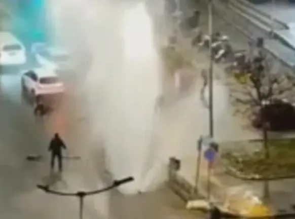 Τραυματισμός εργατών από «έκρηξη» αγωγού νερού στη Θεσσαλονίκη ΒΙΝΤΕΟ