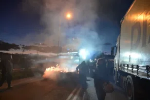 Αγρότες: Μεγάλη ένταση στο μπλόκο της Θήβας