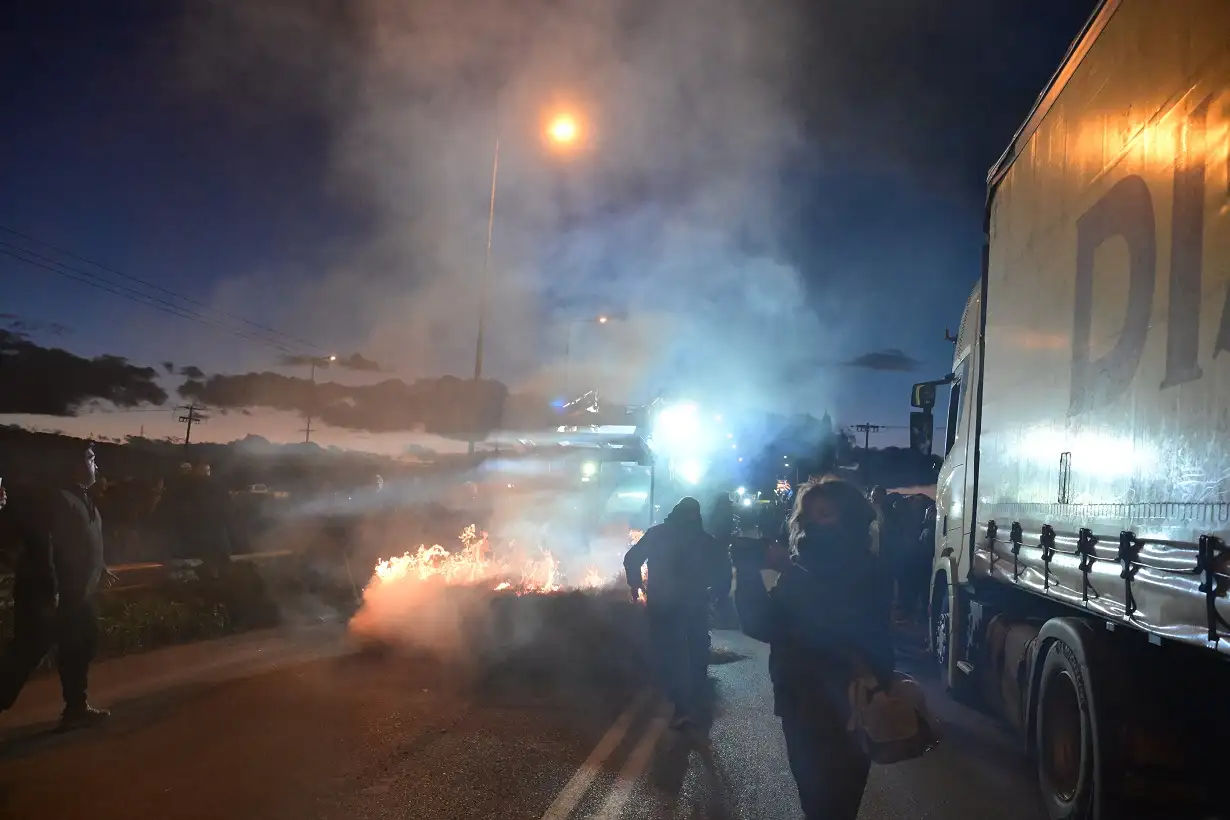 Αγρότες: Μεγάλη ένταση στο μπλόκο της Θήβας