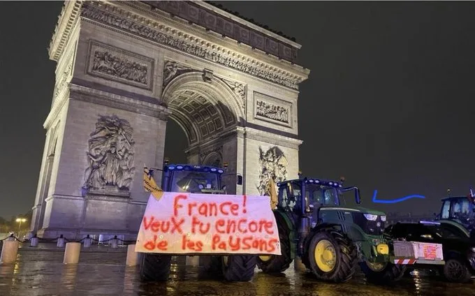 Αγρότες με τρακτέρ απέκλεισαν το Παρίσι, διαμαρτυρία στον Πύργο του Αιφελ ΒΙΝΤΕΟ - ΦΩΤΟ Αγρότες με τρακτέρ απέκλεισαν το Παρίσι, διαμαρτυρία στον Πύργο του Αιφελ ΒΙΝΤΕΟ - ΦΩΤΟ