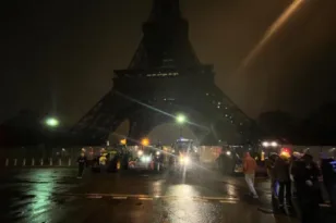 Αγρότες με τρακτέρ απέκλεισαν το Παρίσι, διαμαρτυρία στον Πύργο του Αιφελ ΒΙΝΤΕΟ – ΦΩΤΟ