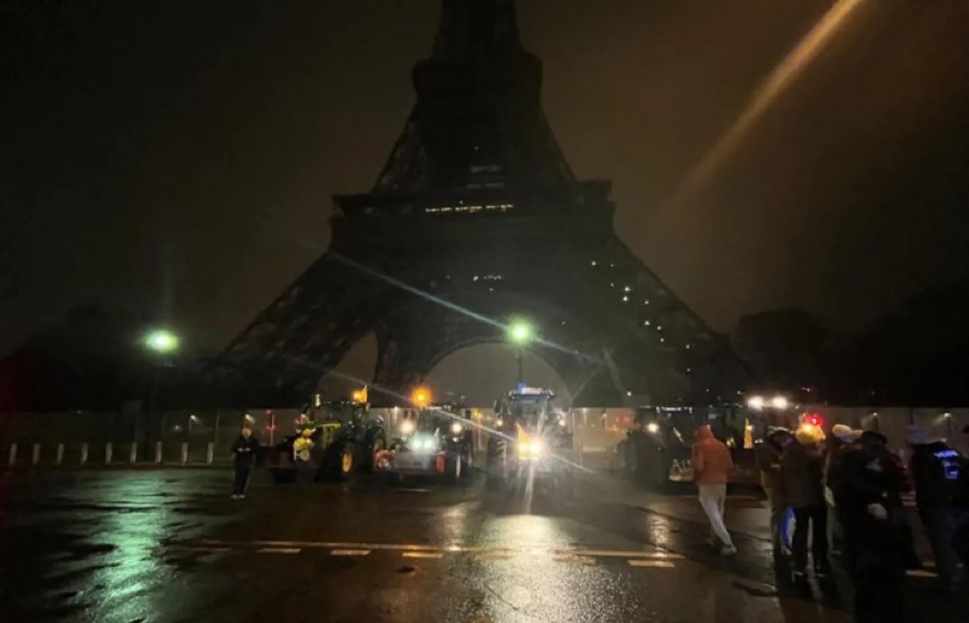 Αγρότες με τρακτέρ απέκλεισαν το Παρίσι, διαμαρτυρία στον Πύργο του Αιφελ ΒΙΝΤΕΟ - ΦΩΤΟ