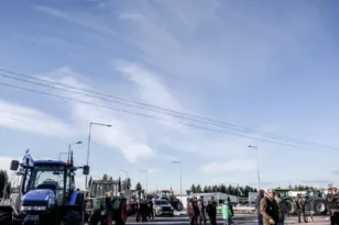 Αγρότες σε στάση αναμονής πριν τη συνάντηση με Μητσοτάκη: Τρακτέρ στην άκρη, μπλόκα χωρίς αποκλεισμούς