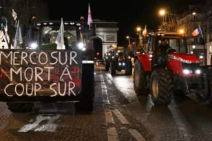 Νέα «εισβολή» τρακτέρ στο Παρίσι: Αντιδράσεις για τη συμφωνία ΕΕ-Mercosur