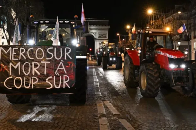 Νέα «εισβολή» τρακτέρ στο Παρίσι: Αντιδράσεις για τη συμφωνία ΕΕ-Mercosur