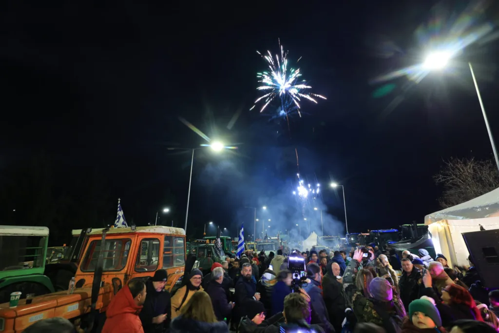Αγρότες: Πρωτοχρονιά 2026 δίπλα στα τρακτέρ, η εικόνα στα μπλόκα ΦΩΤΟ Αγρότες: Πρωτοχρονιά 2026 δίπλα στα τρακτέρ, η εικόνα στα μπλόκα ΦΩΤΟ
