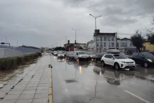 Πάτρα: Κυκλοφοριακό χάος στην Ακτή Δυμαίων μετά την ισχυρή βροχόπτωση