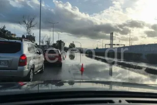 Πάτρα: Ακόμα «λίμνη» η Ακτή Δυμαίων – Με εμπόδια η κυκλοφορία