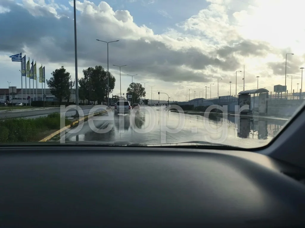 Πάτρα: Ακόμα «λίμνη» η Ακτή Δυμαίων – Με εμπόδια η κυκλοφορία