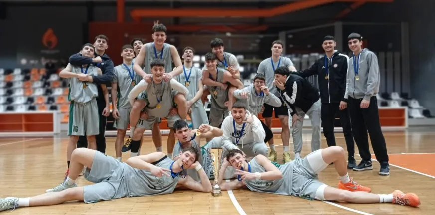 Πρωταθλητές το Σχολικό Αχαΐας τα Εκπαιδευτήρια Αναγέννηση