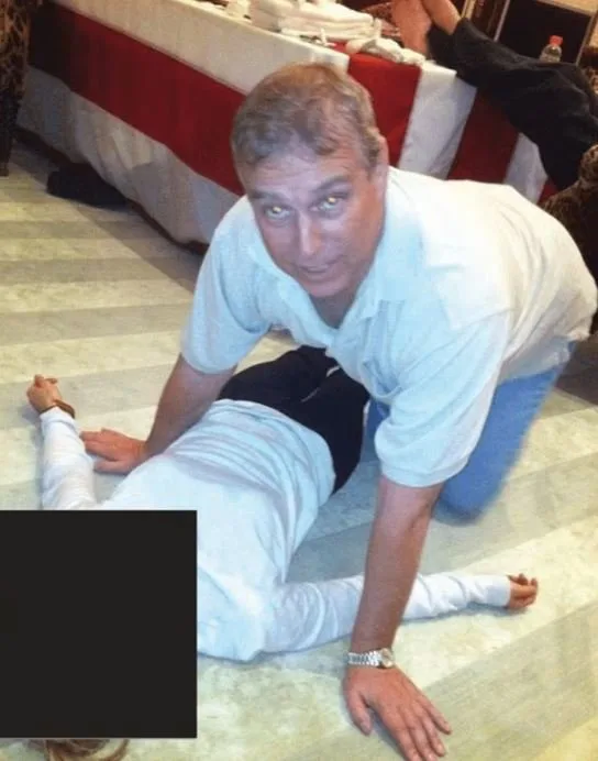 Φάκελοι Έπσταϊν: Οι φωτογραφίες που φέρνουν ξανά στο στόχαστρο τον Πρίγκιπα Άντριου