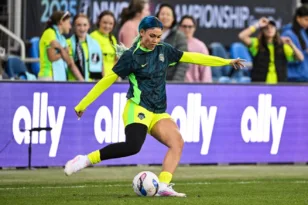 Η κόρη του πρώην σταρ του ΝΒΑ Ντένις Ρόντμαν, Τρίνιτι, είναι η ακριβοπληρωμένη ποδοσφαιρίστρια του κόσμου!