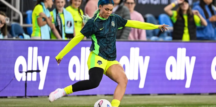 Η κόρη του πρώην σταρ του ΝΒΑ Ντένις Ρόντμαν, Τρίνιτι, είναι η ακριβοπληρωμένη ποδοσφαιρίστρια του κόσμου!