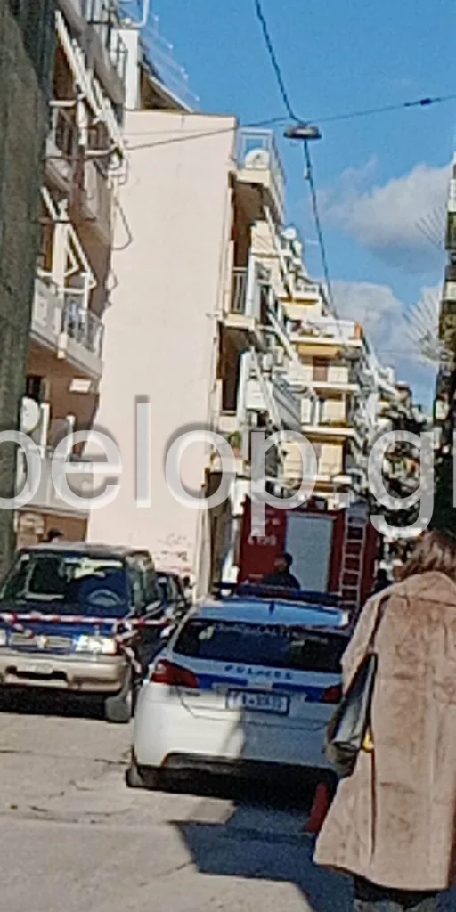 Συναγερμός στην Πάτρα: Γυναίκα απειλεί να πέσει από ταράτσα – Στο σημείο αστυνομία, πυροσβεστική και ψυχολόγοι ΦΩΤΟ