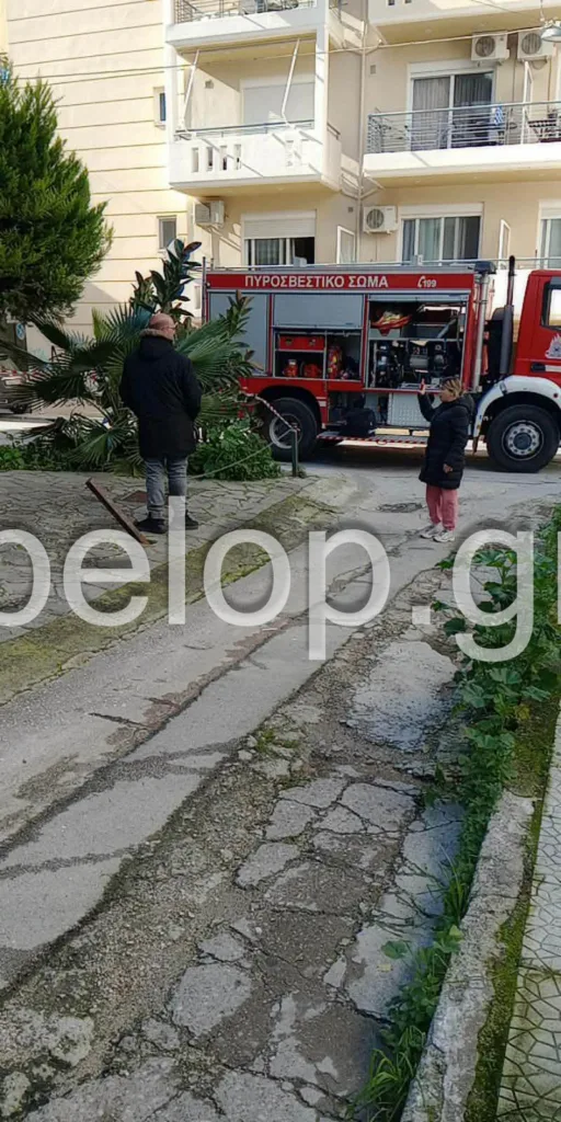 Συναγερμός στην Πάτρα: Γυναίκα απειλεί να πέσει από ταράτσα – Στο σημείο αστυνομία, πυροσβεστική και ψυχολόγοι ΦΩΤΟ