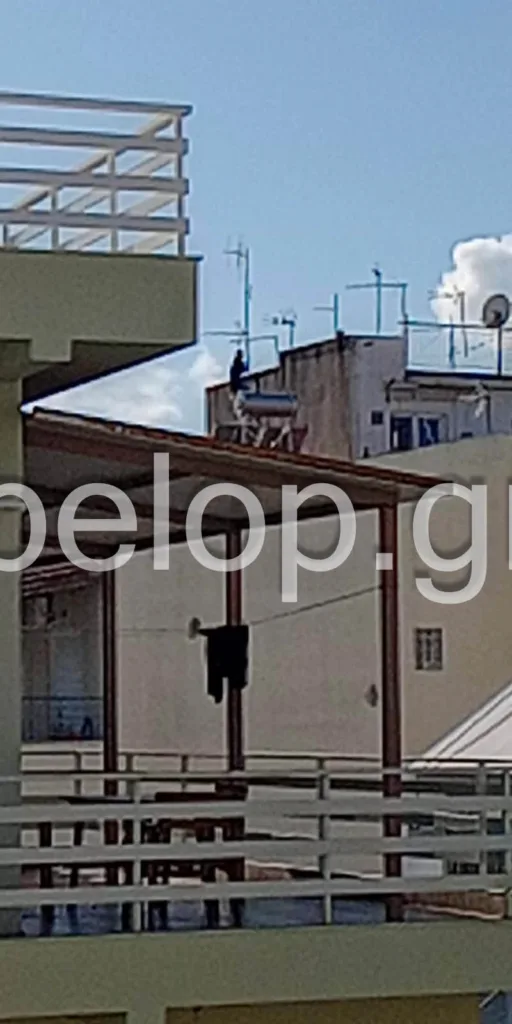 Συναγερμός στην Πάτρα: Γυναίκα απειλεί να πέσει από ταράτσα – Στο σημείο αστυνομία, πυροσβεστική και ψυχολόγοι ΦΩΤΟ