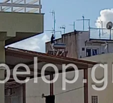 Πάτρα: Γυναίκα απειλούσε να πέσει από ταράτσα – Σωτήρια η επέμβαση αστυνομικών ΒΙΝΤΕΟ