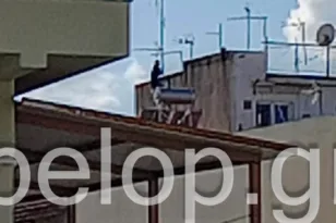 Πάτρα: Γυναίκα απειλούσε να πέσει από ταράτσα – Σωτήρια η επέμβαση αστυνομικών ΒΙΝΤΕΟ