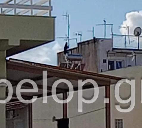 Πάτρα: Γυναίκα απειλούσε να πέσει από ταράτσα – Σωτήρια η επέμβαση αστυνομικών ΒΙΝΤΕΟ