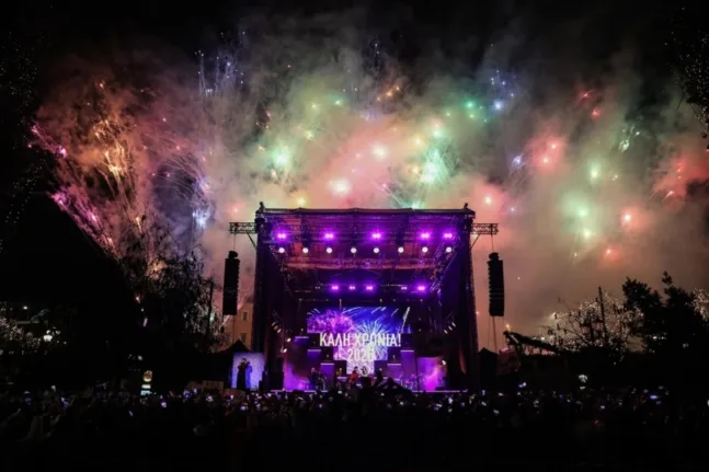 Με drones και αθόρυβα πυροτεχνήματα η Αθήνα υποδέχθηκε το 2026 ΦΩΤΟ