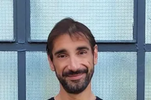 Ο Βασίλης Κόκκαλης στην «Π»: «Η σκηνή σε αποκαλύπτει, δεν μπορείς να κρυφτείς»