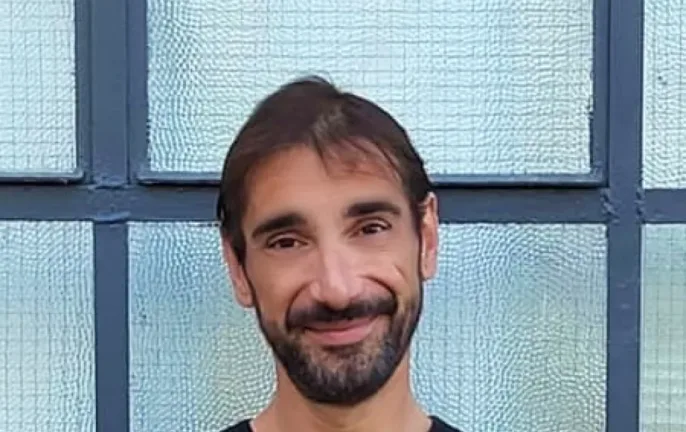 Ο Βασίλης Κόκκαλης στην «Π»: «Η σκηνή σε αποκαλύπτει, δεν μπορείς να κρυφτείς»