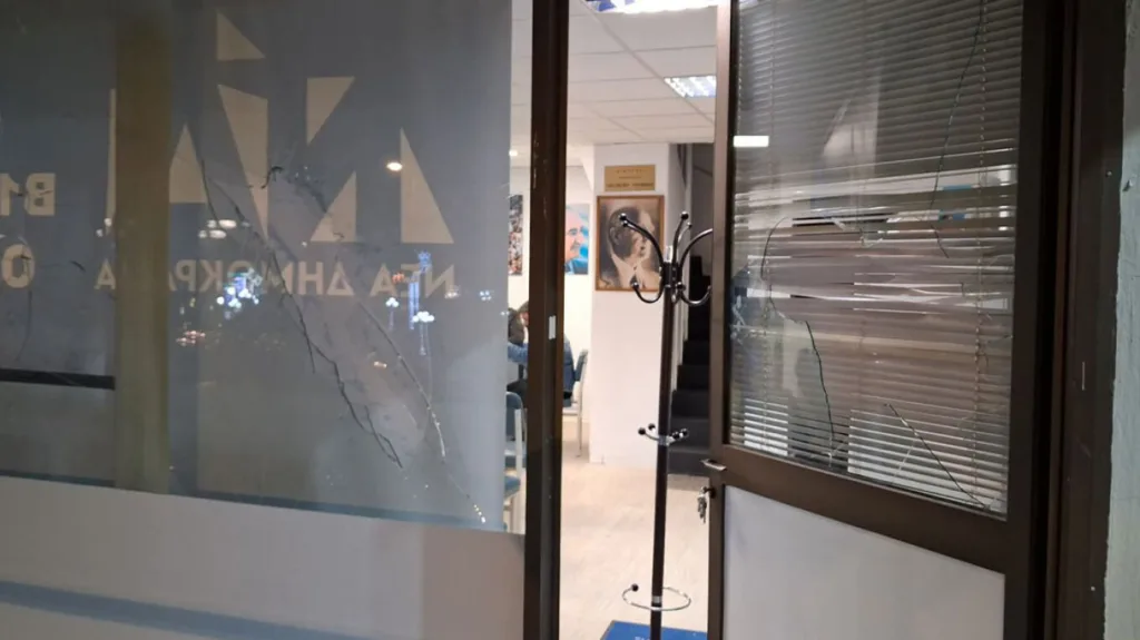 Άγνωστοι έσπασαν τα γραφεία της ΝΔ στην Πεύκη