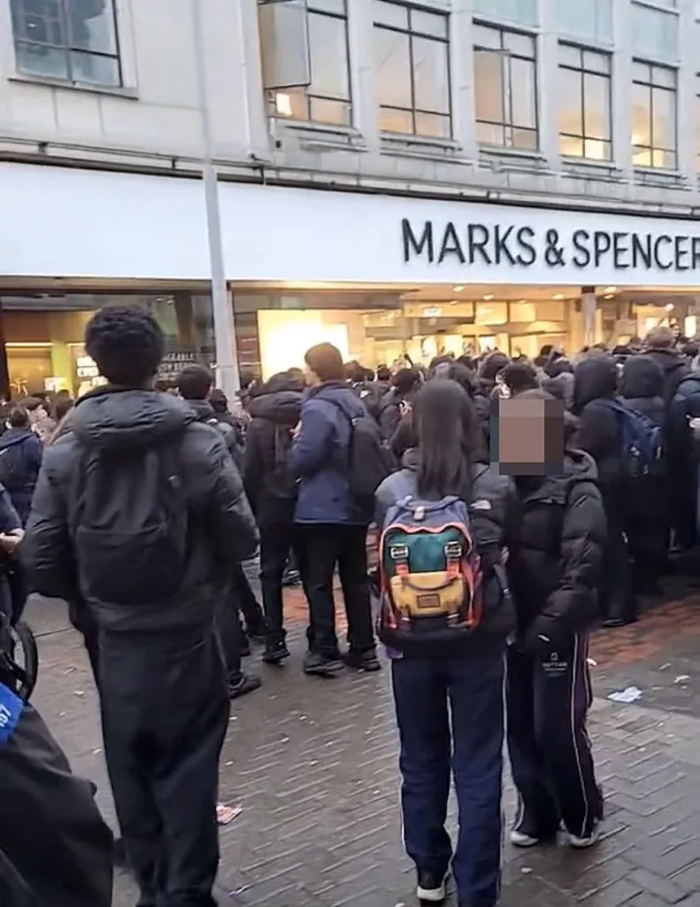 Λονδίνο: «Ραντεβού στα τυφλά» προκάλεσαν χάος και σύγκρουση με την Αστυνομία Λονδίνο: «Ραντεβού στα τυφλά» προκάλεσαν χάος και σύγκρουση με την Αστυνομία