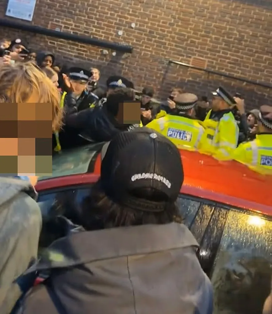 Λονδίνο: «Ραντεβού στα τυφλά» προκάλεσαν χάος και σύγκρουση με την Αστυνομία Λονδίνο: «Ραντεβού στα τυφλά» προκάλεσαν χάος και σύγκρουση με την Αστυνομία