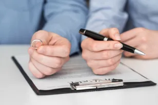 Κύπρος: Μετά το διαζύγιο πήγαν στο δικαστήριο να τους μοιράσει το… μαύρο χρήμα, αλλά κινδυνεύουν με φυλάκιση