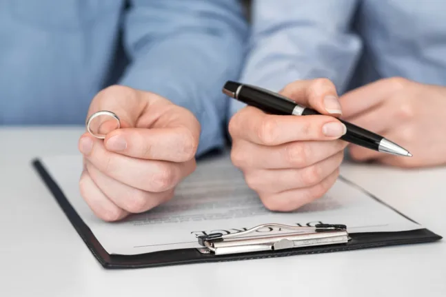 Κύπρος: Μετά το διαζύγιο πήγαν στο δικαστήριο να τους μοιράσει το… μαύρο χρήμα, αλλά κινδυνεύουν με φυλάκιση