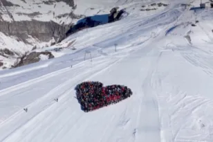 Κραν Μοντανά: 1.000 σκιέρ σχημάτισαν τεράστια καρδιά στο χιόνι για τα θύματα της φονικής πυρκαγιάς