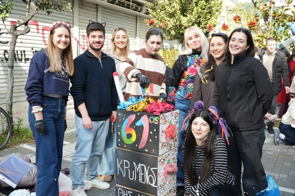 Cubbez: Καρναβαλική πρεμιέρα στον νέο πεζόδρομο της Μαιζώνος με τα πληρώματα του Κρυμμένου Θησαυρού Cubbez: Καρναβαλική πρεμιέρα στον νέο πεζόδρομο της Μαιζώνος με τα πληρώματα του Κρυμμένου Θησαυρού