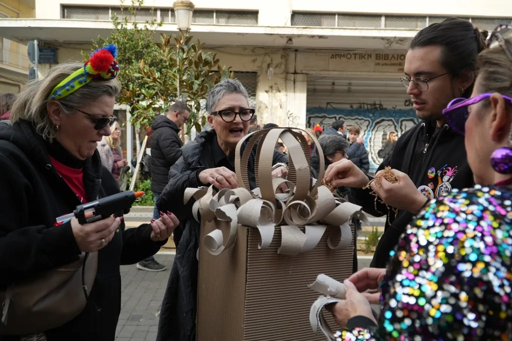 Cubbez: Καρναβαλική πρεμιέρα στον νέο πεζόδρομο της Μαιζώνος με τα πληρώματα του Κρυμμένου Θησαυρού